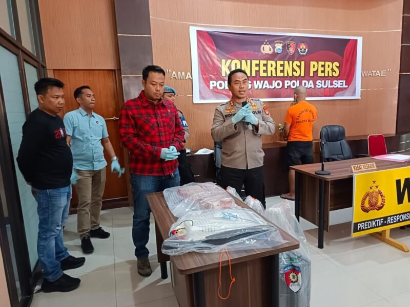 AKBP Muhammad Rosid Ridho didampingi Kasat Reskrim Polres Wajo Iptu Fahrul saat menggelar Konferensi Pers di Lobi Mapolres Wajo, Kamis (26/6/2025)