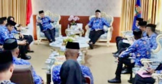 Bupati Wajo, H. Andi Rosman, bersama Wakil Bupati, dr. H. Baso Rahmanuddin, memimpin rapat koordinasi dengan seluruh Kepala Organisasi Perangkat Daerah (OPD) di Ruang Pola Kantor Bupati Wajo, Kamis (17/7/2024).