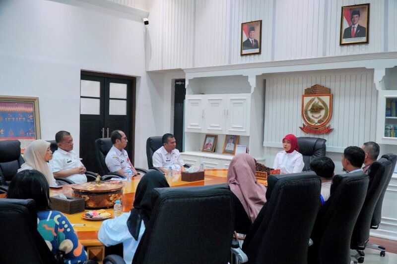 Wakil Wali Kota Makassar, Aliyah Mustika Ilham, menerima audiensi dari PT. IramaSuka Tour and Travel di Ruang Rapat Wakil Wali Kota, Balai Kota Makassar, Rabu (23/7/2025)