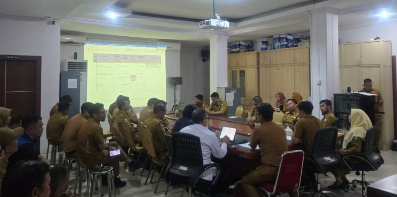 Kepala DLH Kota Makassar, Dr. Helmy Budiman menggelar rapat koordinasi bersama Camat di Kota Makassar di Kantor DLH, Senin (7/7/2025)