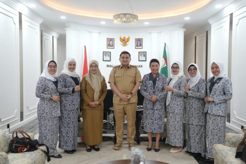 Kepala Dinas Kesehatan (Dinkes) Kota Makassar mendampingi Wali Kota Makassar, Munafri Arifuddin menerima  audiensi pengurus IBI Kota Makassar, di Balaikota, Selasa (24/6/2025)