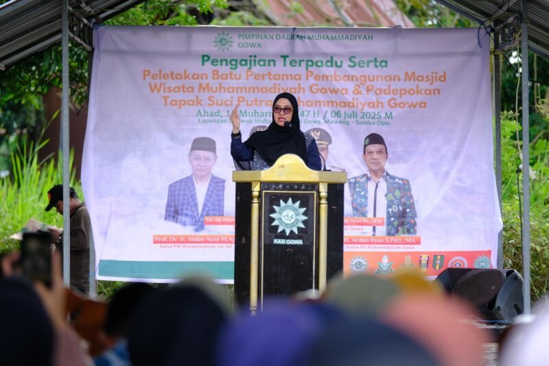 Bupati Gowa, Sitti Husniah Talenrang menghadiri Peletakan Batu Pertama Masjid Wisata Muhammadiyah Gowa dan Padepokan Tapak Suci Putra Muhammadiyah Gowa di Lapangan Dakwah Muhammadiyah Gowa Mawang, Minggu (6//7/2025)