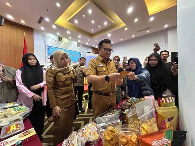 Wakil Bupati Gowa, Darmawangsyah Muin membuka Pelatihan Desain Kemasan untuk Peningkatan Nilai Jual Produk Industri Kecil dan Menengah (IKM) Kabupaten Gowa di Hotel Continent Makassar, Selasa (29/7/2025)