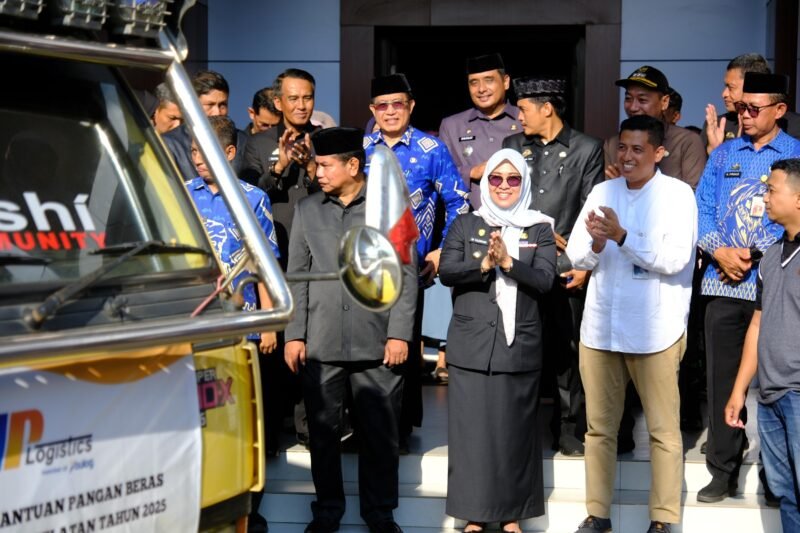 Pemerintah Kabupaten (Pemkab) Gowa bersama Perum Bulog Makassar resmi melepas Bantuan Pangan Beras Alokasi Juni-Juli 2025 untuk disalurkan ke masyarakat Gowa di Baruga Pattingalloang, Kantor Bupati Gowa, Jumat (25/7/2025)