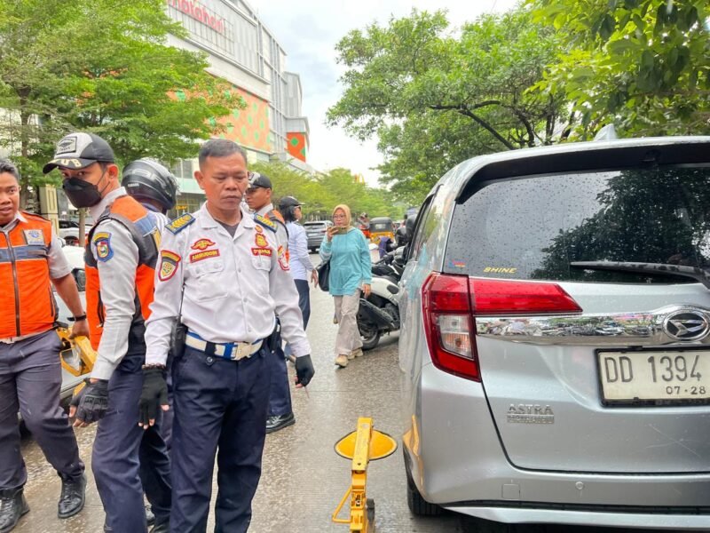Dinas Perhubungan (Dishub) bersama Perusahaan Daerah (PD) Parkir Makassar Raya melakukan penataan dan penertiban parkir di area Jalan Boulevard, Rabu (2/7/2025)