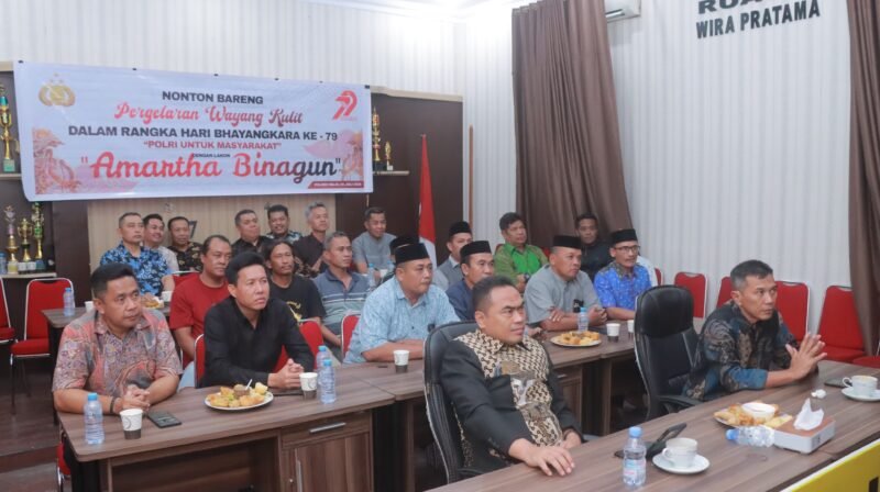 Polres Wajo menggelar Nonton Bareng (NOBAR) pagelaran seni wayang kulit dengan lakon “Anartha Binangun” pada Kamis malam (4/7/2025), bertempat di Aula Wirapratama Mapolres Wajo