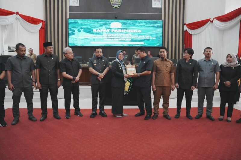 Bupati Gowa, Sitti Husniah Talenrang didampingi Wakil Bupati Gowa, Darmawangsyah Muin, secara resmi menyerahkan dua Ranperda dalam Rapat Paripurna DPRD Kabupaten Gowa yang digelar di Ruang Rapat Paripurna, Kantor DPRD Kabupaten Gowa, Senin (7/7/2025)