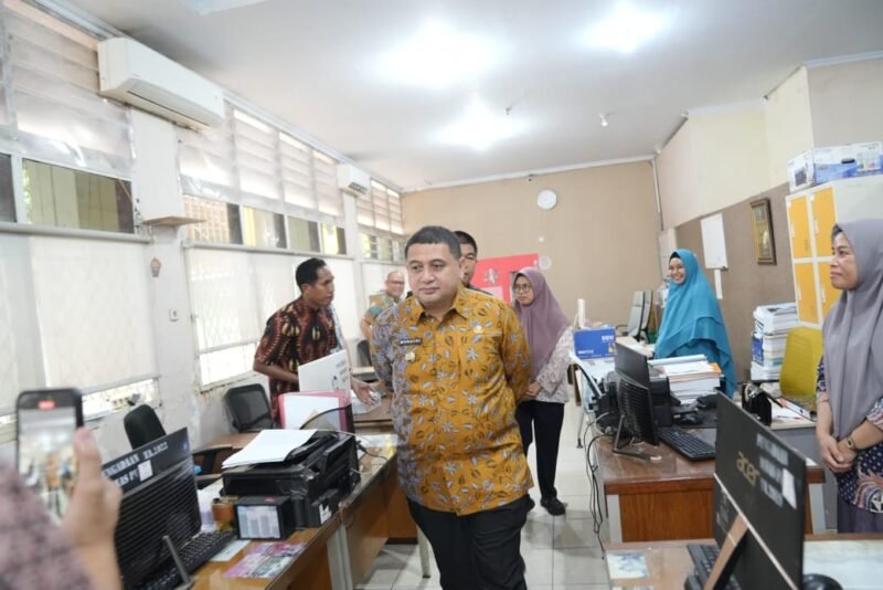Wali Kota Makassar, Munafri Arifuddin, melakukan inspeksi mendadak (sidak) di kompleks Kantor Gabungan Dinas lingkup Pemkot Makassar di Jalan Urip Sumoharjo, Kamis (10/7/2025)