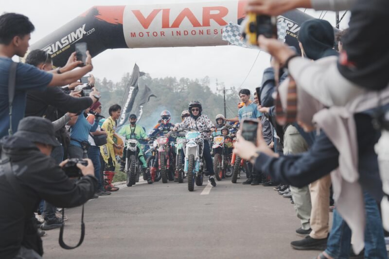 Bupati Kabupaten Gowa, Sitti Husniah Talenrang melepas peserta trail adventure di Lapangan Batulapisi, Sabtu (12/7/2025)
