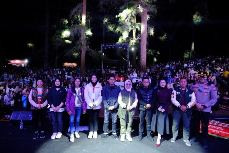 Bupati Gowa, Sitti Husniah Talenrang turut menyaksikan penampilan Vanessa Zee dan Piche Kota di Kawasan Hutan Pinus Malino, Sabtu (13/7/2025) malam