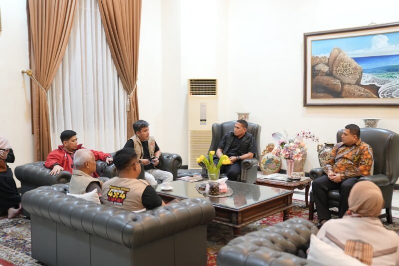 Wali Kota Makassar, Munafri Arifuddin menerima audiensi penyelenggara Bhayangkara Offroad Peduli di Kediaman Pribadinya Jl. Chairil Anwar, Minggu (13/7/2025) malam