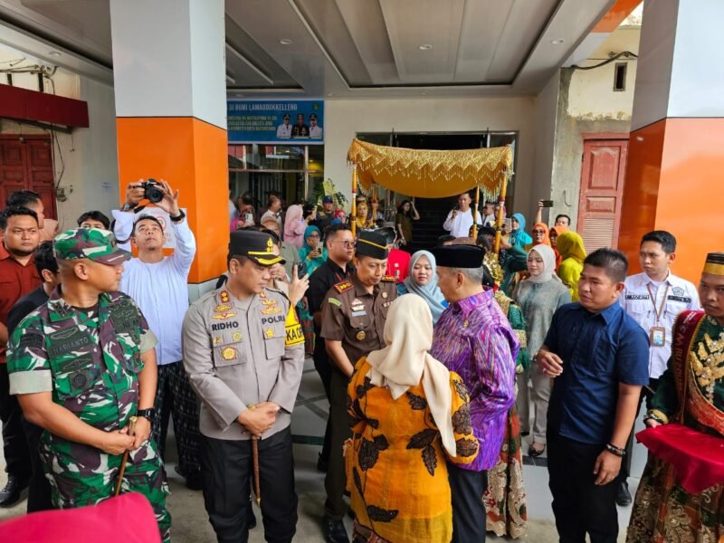 Kapolres Wajo AKBP Muhammad Rosid Ridho, S.I.K. hadir mendampingi Bupati Wajo H. Andi Rosman, S.Sos., MM dalam menerima kunjungan kerja Sultan Kutai Kartanegara Ing Martadipura Ke XXI bersama jajaran Pemerintah Kabupaten Kutai Kartanegara