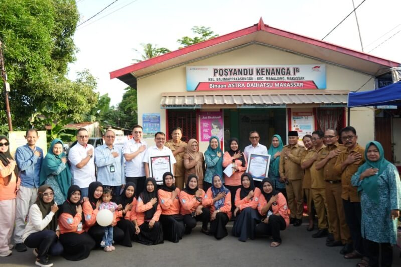 Ketua TP PKK Kota Makassar, Melinda Aksa, memberikan piagam penghargaan kepada PT Astra Daihatsu Makassar Cabang Urip Sumoharjo atas dukungan program CSR Posyandu di Kel. Baji Mappasunggu, Kec. Mamajang, Selasa (15/7/2025)