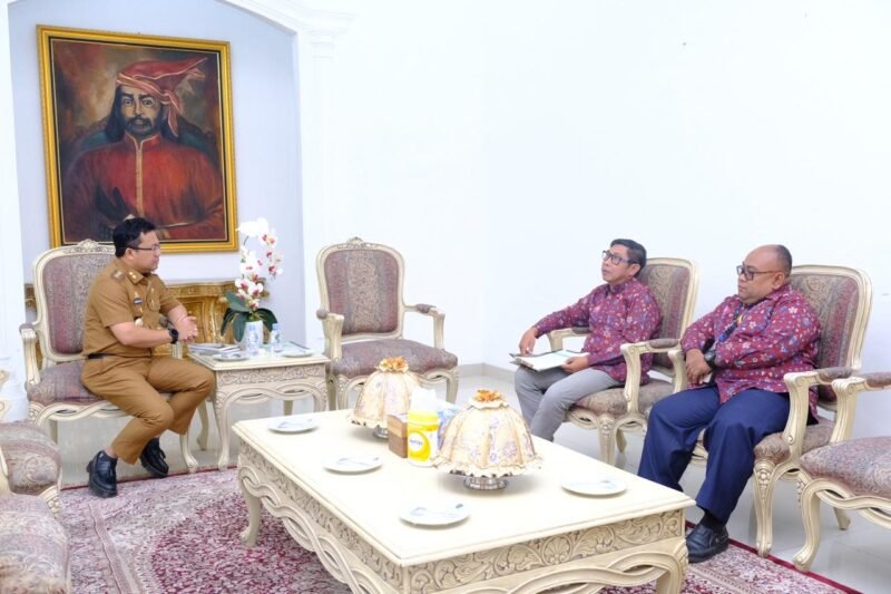Wakil Bupati Gowa, Darmawangsyah Muin, saat menerima audiensi perwakilan AFEB PTMA di Rumah Jabatan Wakil Bupati Gowa, Senin (21/7/2025)