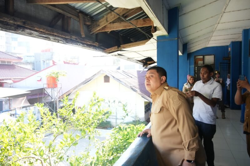 Wali Kota Makassar, Munafri Arifuddin, melakukan inspeksi mendadak (sidak) ke SMP Negeri 53 Makassar yang terletak di Jl. Samiun, Kecamatan Ujung Pandang, pada Selasa (29/7/2025) pukul 08.40 WITA