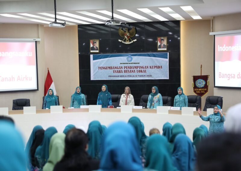 Ketua Tim Penggerak PKK Kota Makassar, Melinda Aksa, memberikan sambutan pada kegiatan Pengembangan dan Pendampingan Usaha Busana Lokal Makassar yang digelar di Ruang Sipakatau, Balai Kota Makassar, Selasa (29/7/2025)