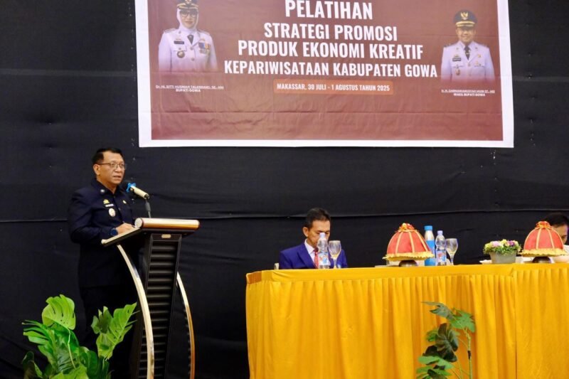 Sekda Kabupaten Gowa, Andy Azis membuka Pelatihan Strategi Promosi Produk Ekonomi Kreatif Kepariwisataan Kabupaten Gowa tahun 2025 yang dilaksanakan oleh Dinas Pariwisata dan Kebudayaan Kabupaten Gowa di Hotel Grand Makassar, Rabu (30/7/2025)