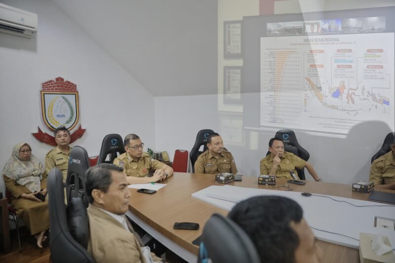 Sekda Makassar Andi Zulkifly Bersama jajaran pejabat Pemkot Makassar mengikuti Rakor bersama Kemendagri di Ruang Rapat War Room Balai Kota, Selasa (22/7/2025).