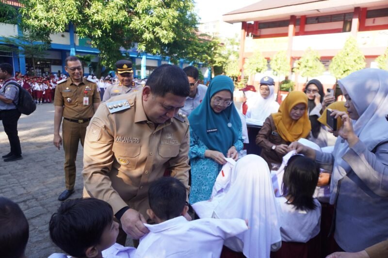 Ketua TP PKK Kota Makassar, Melinda Aksa, turut mendampingi Wali Kota Makassar, Munafri Arifuddin, dalam kegiatan penyerahan perdana seragam sekolah gratis bagi siswa baru tingkat SD dan SMP di Kota Makassar, Senin (21/7/2025)