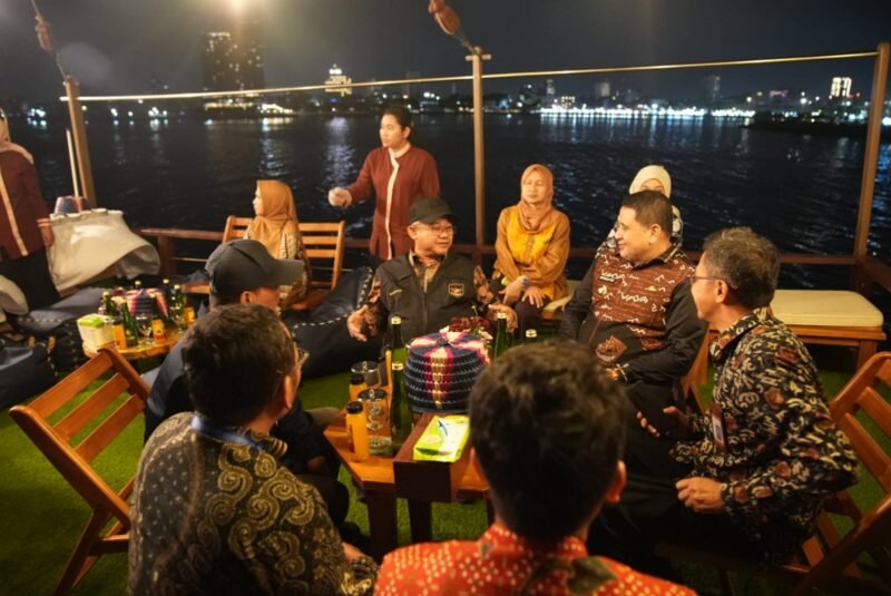 Di atas kapal kebanggaan Kota Makassar ini, Wali Kota Makassar, Munafri Arifuddin, dan Wakil Wali Kota, Aliyah Mustika Ilham, menjamu Menteri Pendidikan Dasar dan Menengah (Mendikdasmen) Prof. Dr. Abdul Mu'ti beserta rombongan, Kamis (24/7/2025) malam