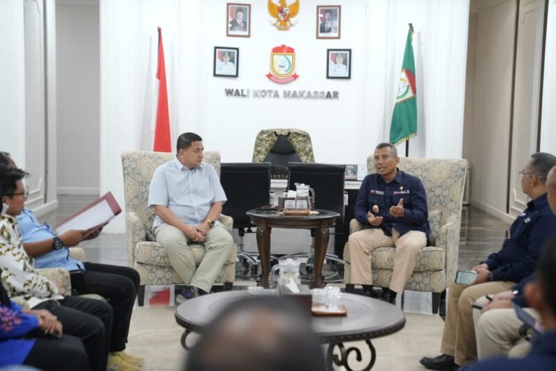 Wali Kota Makassar, Munafri Arifuddin, menerima kunjungan kerja dari tim Badan Keamanan Laut Republik Indonesia (Bakamla RI) di Kantor Balai Kota Makassar, Jumat (18/7/2025)