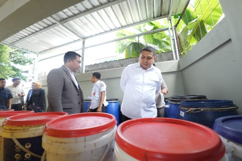 Wali Kota Makassar, Munafri Arifuddin meninjau pengelolaan sampah organik menjadi Eco Enzyme, Rabu (9/7/2025)