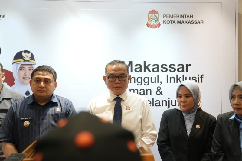 Penyerahan hasil penelusuran 49 unit kendaraan dinas dari total 51 unit yang tercatat berada di Sekretariat DPRD Kota Makassar yang dilakukan oleh Kepala Kejaksaan Negeri Makassar, Nauli Rahim Siregar, S.H., M.H, kepada Wali Kota Makassar, Munafri Arifuddin di Kantor Balai Kota, Jumat (25/7/2025)
