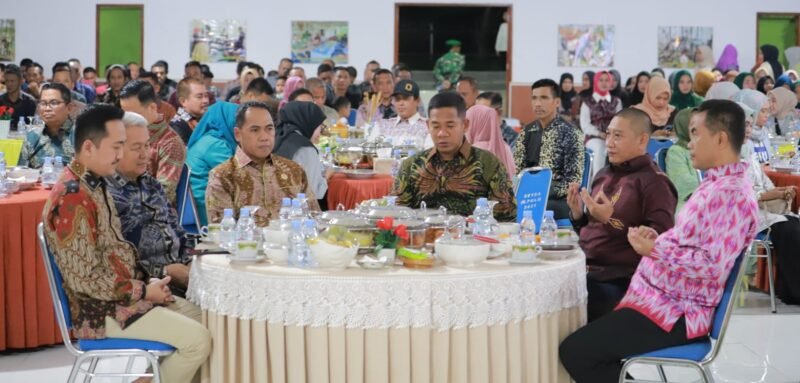 Kapolres Wajo AKBP Muhammad Rosid Ridho, S.I.K., bersama Ketua Bhayangkari Cabang Wajo Ny. Anita Rosid Ridho, menghadiri acara malam lepas sambut Komandan Kodim 1406/Wajo yang digelar di Aula Serbaguna Makodim 1406/Wajo, Jumat malam (11/7/2025)