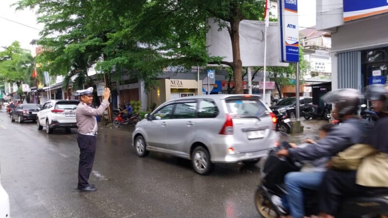 Personel Satuan Lalu Lintas (Satlantas) Polres Wajo melaksanakan kegiatan pengamanan dan pengaturan arus lalu lintas pagi hari di sejumlah titik strategis dalam wilayah Kota Sengkang Kamis (3/7/2025)