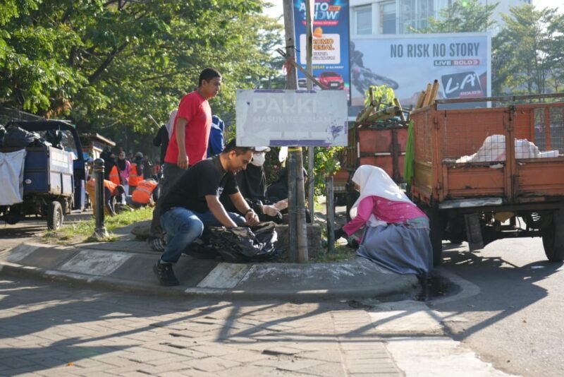 Ketua Tim Penggerak (TP) PKK Kota Makassar, Melinda Aksa, bersama para pengurusnya kompak mengikuti aksi Jumat Bersih yang digelar Pemerintah Kota Makassar di sekitar kawasan Pantai Losari, Jumat (18/7/2025)