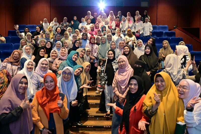 Wakil Wali Kota Makassar, Aliyah Mustika Ilham, menghadiri kegiatan nonton bareng film Penantian Buah Hati bersama Ketua TP PKK Kota Makassar, Melinda Aksa, di XXI Mall Ratu Indah Makassar, Kamis (21/08/2025)