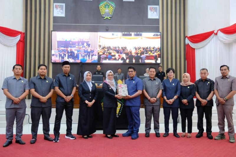 Penyerahan Nota Keuangan dan Rancangan Peraturan Daerah (Ranperda) Tentang Perubahan APBD Kabupaten Gowa Tahun Anggaran 2025, di Ruang Rapat Paripurna DPRD Kabupaten Gowa, Selasa (26/8/2025)