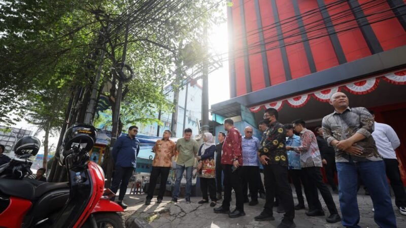 Wali Kota Makassar, Munafri Arifuddin, melakukan inspeksi mendadak (sidak) terhadap pemasangan kabel fiber optik (FO) di Kawasan Bonto Lempangan, Kamis (7/08/2025)