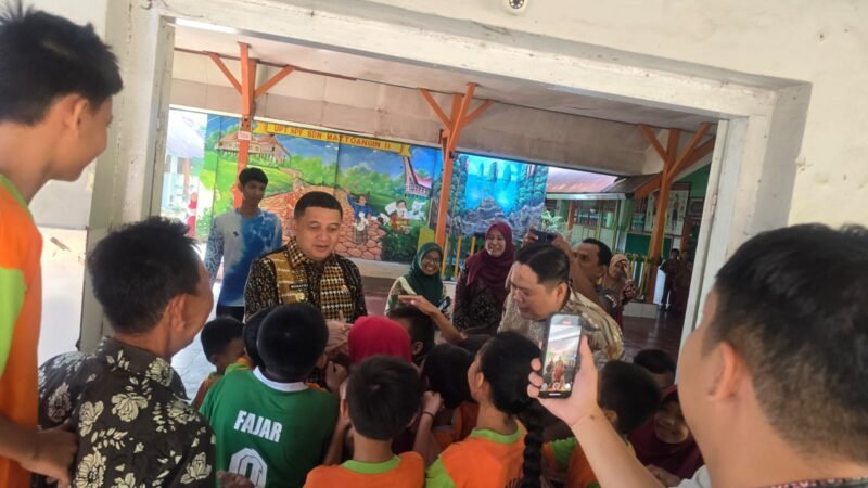 Wali Kota Makassar, Munafri Arifuddin melakukan inspeksi mendadak (sidak) di SD Negeri Mattoangin I dan II, yang terletak di Jalan Hati Mulia, Kecamatan Mariso, Kota Makassar, Kamis (21/8/2025) pagi