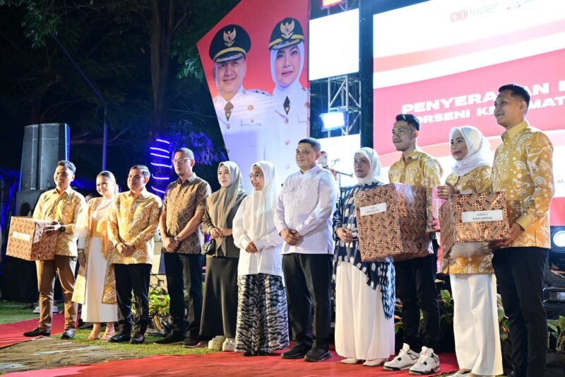 Wali Kota Makassar, Munafri Arifuddin bersama Wakil Wali Kota Makassar, Aliyah Mustika Ilham menghadiri Pesta Rakyat di Kecamatan Panakkukang, Kamis (21/8/2025) malam
