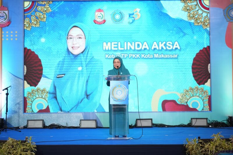 Ketua TP PKK Kota Makassar, Melinda Aksa,
memberikan sambutan pada puncak kegiatan Gebyar PKK dalam peringatan Hari Kesatuan Gerak (HKG) PKK ke-53 tahun, di Atrium Trans Studio Mall Makassar, Minggu (24/8/2025)