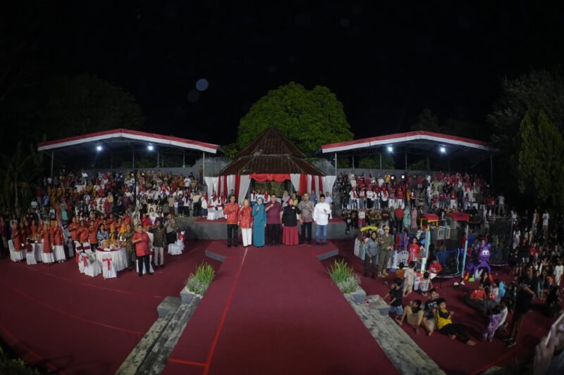 Wali Kota Makassar, Munafri Arifuddin menghadiri Pesta Rakyat Kecamatan Ujung Pandang yang digelar di Halaman Monumen Mandala, Minggu (24/8/2025) malam