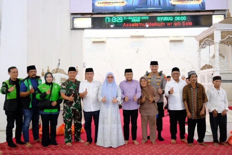 Pemerintah Kabupaten Gowa dan Forkopimda menggelar Tausyiah, Zikir dan Doa bersama masyarakat serta komunitas driver ojek online (ojol), di Masjid Agung Syekh Yusuf, Minggu (31/8/2025)