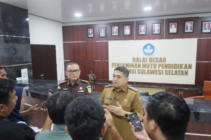 Wali Kota Makassar, Munafri Arifuddin bersama Kejari Makassar, Nauli Rahim Siregar, memberikan keterangan pers terkait seragam sekolah gratis pada kegiatan sosialisasi pencegahan korupsi, Selasa (12/8/2025)