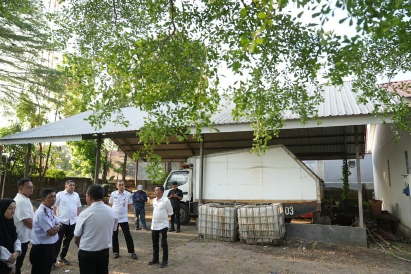 Wali Kota Makassar, Munafri Arifuddin meninjau gedung yang direncanakan menjadi lokasi Makan Bergizi Gratis (MBG) di Kelurahan Paccerakkang, perbatasan Katimbang, Kecamatan Biringkanaya, Rabu (20/8/2025)