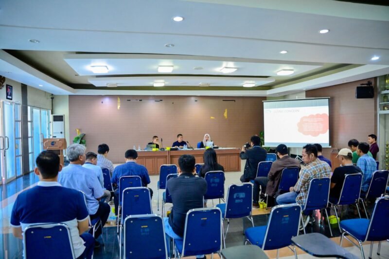 Plt Direktur Utama Hamzah Ahmad bersama Plt Direktur Keuangan Nanang Supriyatno umumkan kondisi keuangan dalam momentum menyambut peringatan HUT ke-101 PDAM di Aula Kantor PDAM Makassar, Sabtu (9/8/2025)