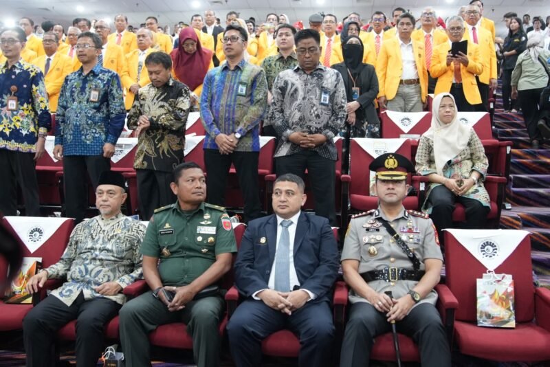 Wali Kota Makassar, Munafri Arifuddin bersama Mendikdasmen RI, Prof. Dr. Abdul Mu’ti, M.Ed, saat mengahdiri Dies Natalis UNM yang ke-64 pada Sabtu, (2/8/2025), di Ballroom Teater Menara Pinisi UNM, Sabtu (2/8/2025)