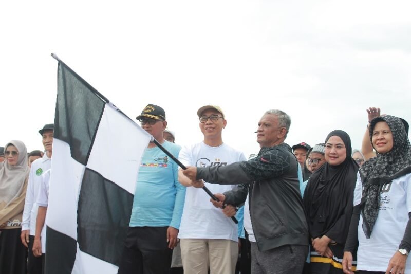 Wakil Bupati Wajo, dr Baso Rahmanuddin saat melepas peserta Jalan Sehat dalam rangka Musabaqah Qiraatil Kutub (MQK) Internasional RTH Callaccu Sengkang, Kabupaten Wajo, Sabtu (27/9/2025)