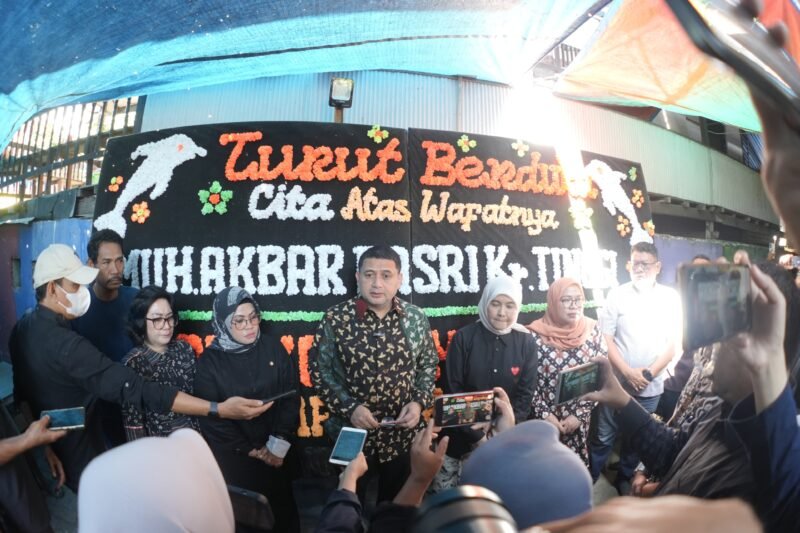 Wali Kota Makassar, Munafri Arifuddin didampingi Wakil Wali Kota Aliyah Mustika Ilham menyerahkan santunan sebesar Rp 98.762.730 kepada keluarga almarhum Muhammad Akbar Basri atau Abay, korban kebakaran saat unjuk rasa di DPRD Makassar, di Jl. Balang Baru II , Senin (1/9/2025)