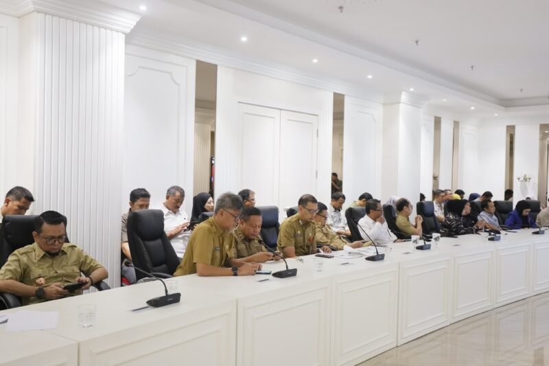 Wali Kota Makassar, Munafri Arifuddin bersama jajaran Satuan Kerja Perangkat Daerah (SKPD) mengikuti Rapat Koordinasi Khusus Tim Pengendalian Inflasi Daerah (TPID) secara virtual, Selasa (2/9/2025)  . 