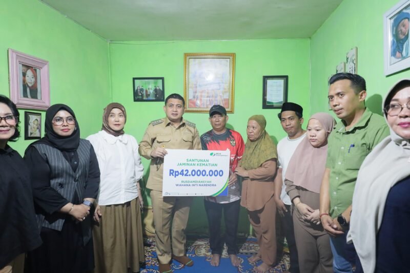 Pemkot Makassar menyerahkan santunan kematian BPJS Ketenagakerjaan senilai Rp42 juta kepada ahli waris almarhum Rusdam Diansyah alias Dandi, pengemudi ojek online (Ojol) di Jalan Urip Sumoharjo, Makassar, Selasa (2/9/2025)