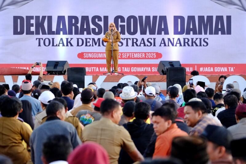 Bupati Gowa, Sitti Husniah Talenrang menghadiri Deklarasi Damai Kabupaten Gowa bersama seluruh elemen masyarakat di Lapangan Sultan Hasanuddin, Sungguminasa, Selasa (2/9/2025)
