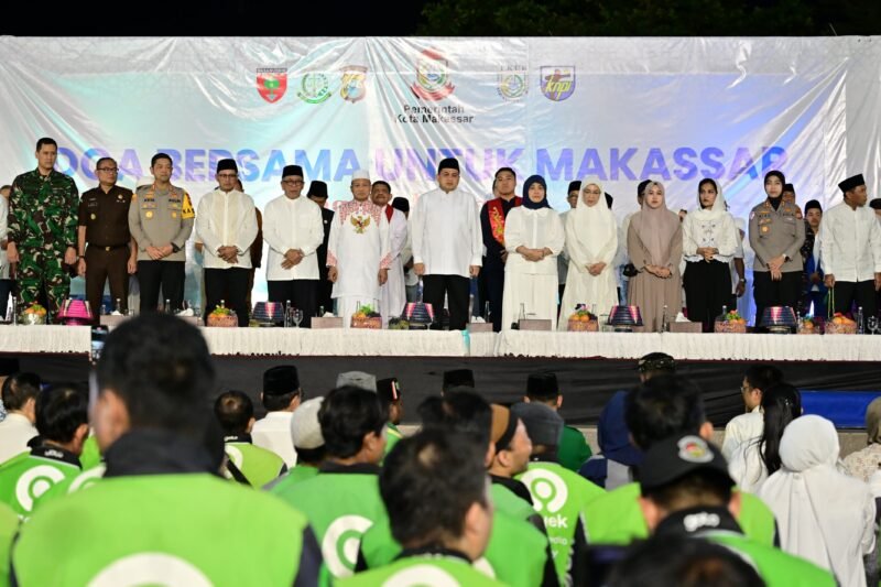 Pemerintah Kota Makassar menggelar doa bersama, menghadirkan para tokoh agama, tokoh pemuda lintas organisasi, hingga berbagai komunitas masyarakat, berlangsung di Lapangan Karebosi Makassar, Selasa (2/9/2025) malam