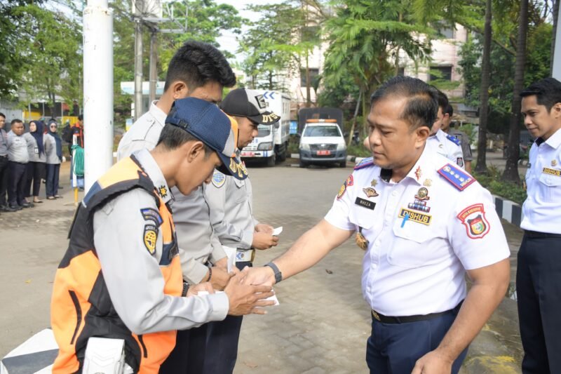 Kepala Dinas Perhubungan (Dishub) Kota Makassar, Muhammad Rheza menyerahkan bantuan kepada petugas Dishub korban aksi demontrasi beberapa waktu lalu, Senin (8/9/2025)
