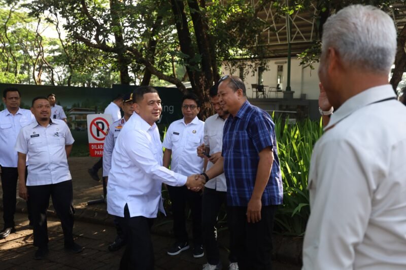 Wali Kota Makassar, Munafri Arifuddin menghadiri survei lokasi rencana pembangunan jalan alternatif antara Kecamatan Manggala dan Tamalanrea, Rabu (10/9/2025)